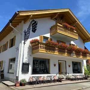 Apartment Gastehaus Veronika: Breakfast Buffet & Königscard Attractions Included, Unterammergau